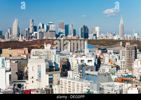 Portrait de toits de Shinjuku vu de Shibuya, Tokyo, Honshu, Japon, Asie Banque D'Images