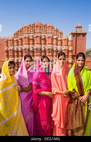 Les femmes en saris lumineux devant le Hawa Mahal (palais des vents), construit en 1799, Jaipur, Rajasthan, Inde, Asie Banque D'Images