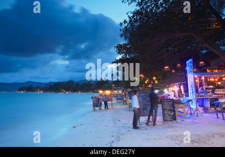 Restaurants sur la plage de Chaweng, au crépuscule, Ko Samui, Thaïlande, Asie du Sud-Est, Asie Banque D'Images