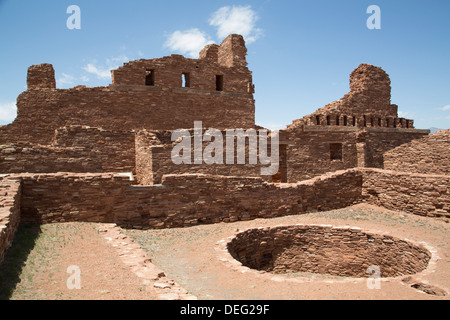 Kiva excavés au premier plan, la Mission de San Gregorio de Abo, Salinas Pueblo Missions National Monument, New Mexico, USA Banque D'Images