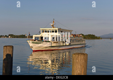 Irmingard Ferry Pier approcher avec en arrière-plan, Chiemsee Fraueninsel Haute-bavière Allemagne Banque D'Images