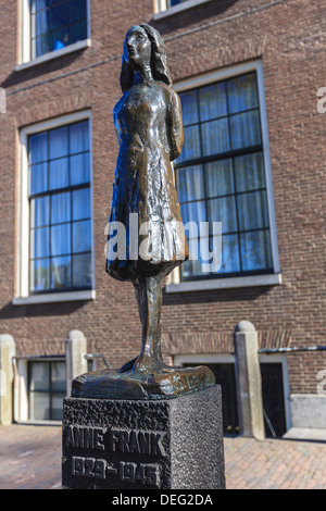 Statue d'Anne Frank en dehors de Westerkerk, près de sa maison, Amsterdam, Pays-Bas, Europe Banque D'Images