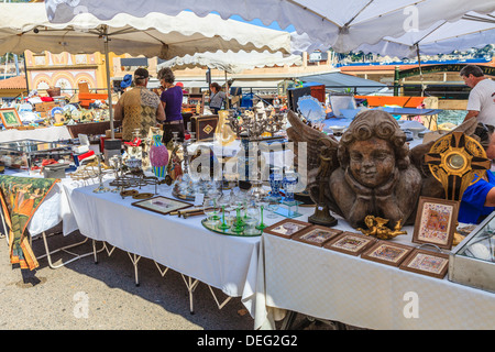 L'ancienne et de bric-à-brac marché, Villefranche-sur-Mer, Alpes Maritimes, Provence, Côte d'Azur, d'Azur, France, Europe Banque D'Images