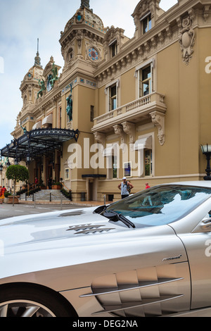 Voiture de sport exotique en dehors de Casino de Monte-Carlo, Monaco, Europe Banque D'Images