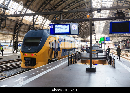 Train Intercity dans une plate-forme à la gare centrale, Amsterdam, Pays-Bas, Europe Banque D'Images