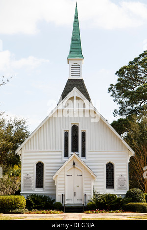 Une petite église en bois blanc, vers le bas sous trottoir ciel nice Banque D'Images