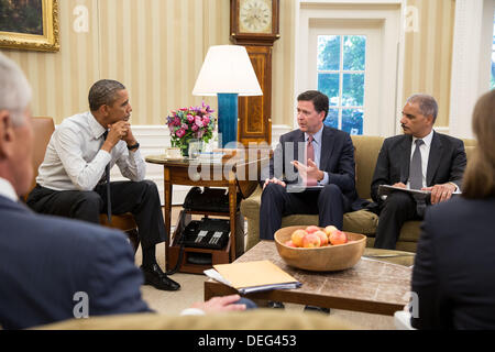 Le président américain Barack Obama reçoit une mise à jour sur le chantier naval de Washington par le directeur du FBI enquête fusillades James Comey, gauche, et procureur général Eric Holder, Jr. dans le bureau ovale de la Maison Blanche le 17 septembre 2013 à Washington, DC. Le ministre de la défense Chuck Hagel, extrême gauche, et Lisa Monaco, Assistant du Président pour la sécurité intérieure et le contre-terrorisme a également assisté à la réunion. Banque D'Images