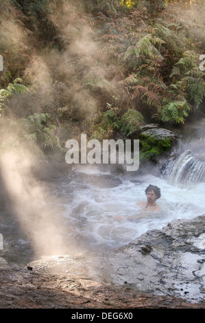 Nouvelle zélande Rotorua à kérosène Creek de l'eau chaude des piscines en l'île du nord. Banque D'Images