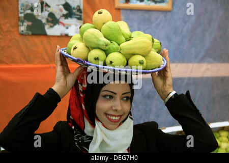 18 septembre 2013 - Qalqilya en Cisjordanie, territoire palestinien - une fille palestinienne porte fruits goyave, au cours de la goyave festival dans la ville de Cisjordanie Qalqilya, 18 septembre 2013 (Crédit Image : © Nedal Eshtayah ZUMAPRESS.com)/Images/APA Banque D'Images