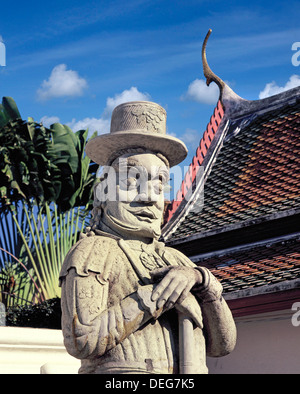 Guardian figure à l'hat au Wat Pho (Wat Phra Chetuphon), début de période Rattanakosin, Bangkok, Thaïlande, Asie du Sud-Est Banque D'Images