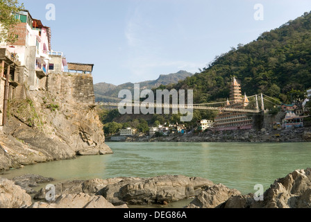 Ashrams sur rives de fleuve Ganges, Lakshman Jhula, Rishikesh, Inde Banque D'Images