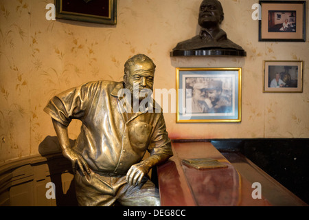 Lifesize bronze de la fin de l'auteur Ernest Hemingway au bar d'El Floridita, La Havane, Cuba, Antilles Banque D'Images