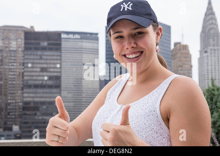 Baseball MLB Yankees Ventilateur femelle à Midtown Manhattan, NYC Banque D'Images