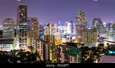 Vue panoramique de Bangkok la nuit de Rembrandt Hotel and Towers, Sukhumvit 18, Bangkok, Thaïlande, Asie du Sud-Est, Asie Banque D'Images