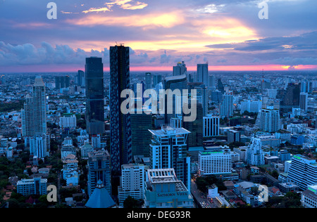 Vue sur Bangkok au coucher du soleil depuis le bar Vertigo sur le toit le Banyan Tree Hotel, Bangkok, Thaïlande, Asie du Sud, Asie Banque D'Images