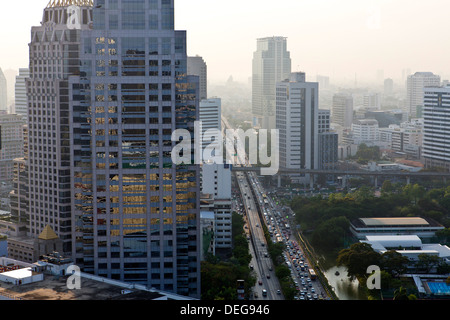 Les immeubles de grande hauteur et l'encombrement du trafic sur Rama IV dans la lumière du soir, la route de Sathorn, Bangkok, Thaïlande Banque D'Images