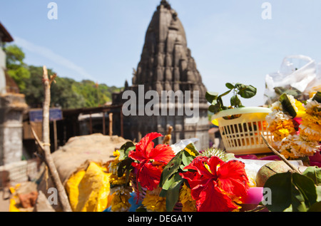 Offrande religieuse en vente au Temple Bhimashankar, Pune, Maharashtra, Inde Banque D'Images