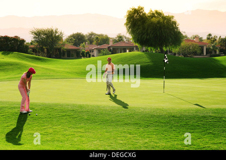 Deux chinois en jouant au golf Banque D'Images