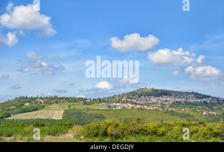 Village avec statue de Marie en haut de colline dans la région volcanique de France Banque D'Images