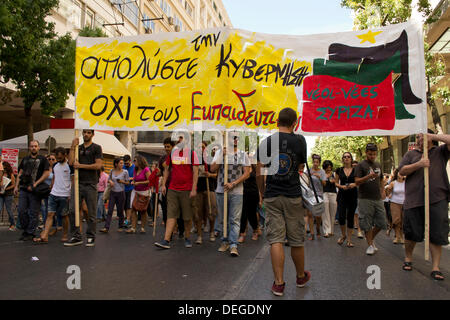 Athènes, Grèce, 18 septembre 2013. Secteur public grec va sur 48 heures grève pour protester contre des licenciements. Aile gauche, SYRIZA mars jeunes tenant une bannière qui se lit, 'ne pas licencier les enseignants, mettre à pied le gouvernement'. Credit : Nikolas Georgiou / Alamy Live News Banque D'Images