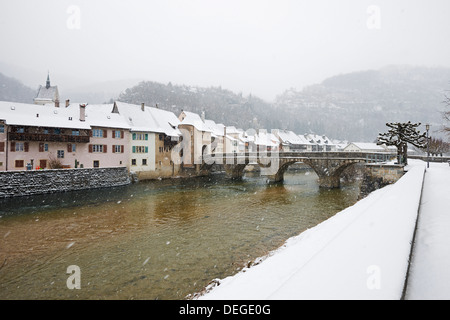 Couvert de neige Ville de Saint Ursanne, Jura, Suisse, Europe Banque D'Images
