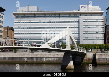 Le bâtiment BT Office situé sur Broomielaw et le pont Tradeston au-dessus de la rivière Clyde, dans le centre-ville de Glasgow, en Écosse, au Royaume-Uni Banque D'Images