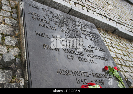 Plaque commémorative à Auschwitz Birkenau. Banque D'Images