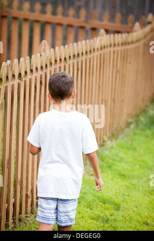 Boy walking away Banque D'Images