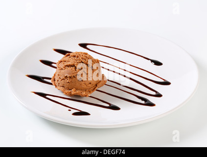 Boule de glace marron avec du sirop de chocolat Banque D'Images