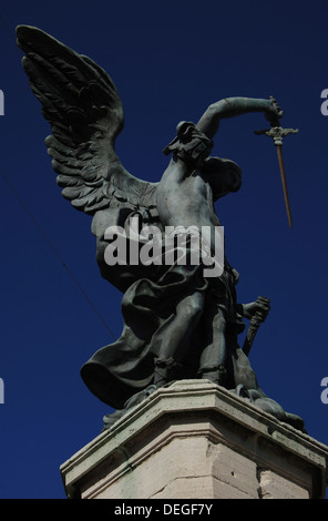 L'Italie. Rome. L'Archange Michael. Statue sur le haut de Castel Sant'Angelo par Peter Anton von Verschaffelt (1710-1793). Le bronze. Banque D'Images