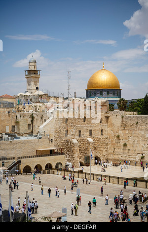 Vue sur le mur occidental (Mur des lamentations) et le dôme du Rocher mosquée, Jérusalem, Israël, Moyen Orient Banque D'Images