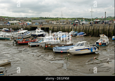 Bateaux de pêche et de loisirs reposant sur la vase à marée basse dans le port de West Bay, près de Veracruz, dans le Dorset, Mai Banque D'Images