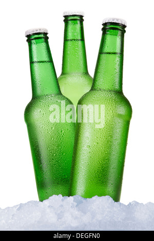 Trois bouteilles de bière verte assise sur la glace sur un fond blanc. Banque D'Images