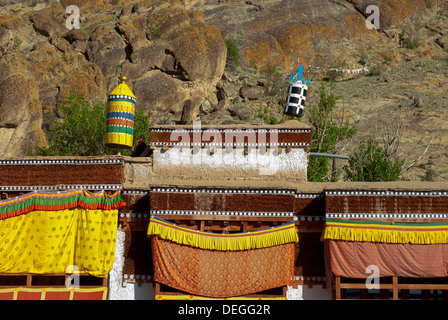 L'Inde, le Jammu-et-Cachemire, Ladakh, un close-up de Hemis Monastery avec un chiffon tentures et détails de construction Banque D'Images