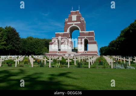 Thiepval mémorial aux disparus, traverse le marquage des sépultures de guerre français, Somme, France Banque D'Images