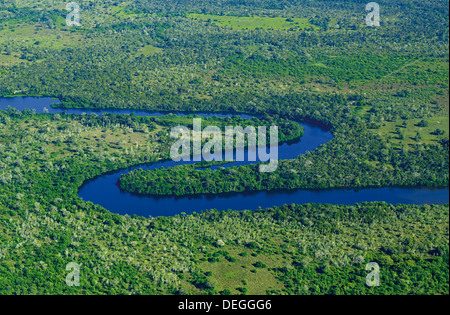 Brésil, Pantanal : Vue aérienne de la rivière Claro près de Poconé Banque D'Images