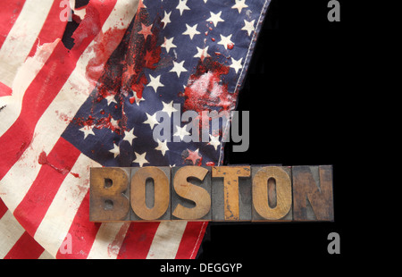 Bloody drapeau américain et le mot Boston en vieux bois sur fond noir Banque D'Images