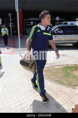 Le mercredi 18 septembre 2013 photo : Pablo Hernandez arrive à l'Aéroport de Valence. Re : Swansea City FC les joueurs et les employés qui voyagent à l'Espagne pour leur UEFA Europa League match contre Valence. Credit : D Legakis/Alamy Live News Banque D'Images