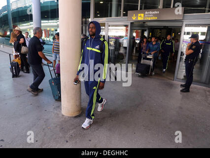 Le mercredi 18 septembre 2013 Photo : Roland Lamah arrive à l'Aéroport de Valence. Re : Swansea City FC les joueurs et les employés qui voyagent à l'Espagne pour leur UEFA Europa League match contre Valence. Credit : D Legakis/Alamy Live News Banque D'Images