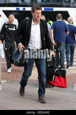 Le mercredi 18 septembre 2013 Photo : Manager Michael Laudrup à l'aéroport de Cardiff. Re : Swansea City FC les joueurs et les employés qui voyagent à l'Espagne pour leur UEFA Europa League match contre Valence. Credit : D Legakis/Alamy Live News Banque D'Images