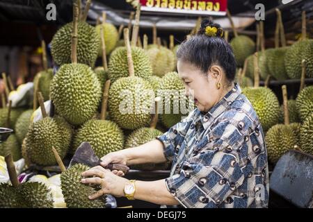 18 septembre 2013 - Bangkok, Thaïlande - une femme vend du durian arrière d'une camionnette dans le Chinatown de l'article de Bangkok. En général, la Thaïlande et Bangkok en particulier, a une tradition vivante de l'alimentation de rue et manger sur le pouce. Au cours des dernières années, l'alimentation de rue de Bangkok est devenu quelque chose d'un point de repère et s'écrit sur papier glacé dans les magazines de voyage et dans les pages du New York Times. (Crédit Image : © Jack Kurtz/ZUMAPRESS.com) Banque D'Images
