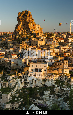 Vol en montgolfière près de la roche dans la ville turque d'Uchisar Banque D'Images