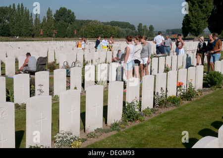 Remplacement d'une pierre tombale et regraver dans le cimetière de guerre britannique Tyne Cot en préparation pour 2014 centenaire de déclenchement de WW1 Banque D'Images