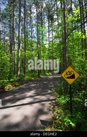 Piste de bike sign sur le sentier à Itasca State Park, le nord du Minnesota, USA Banque D'Images