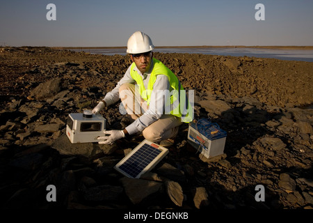 Panneau solaire contrôle exploité sonic bird scarer pour aider à empêcher l'atterrissage sur les oiseaux et l'eau potable de la nouvelle digue de résidus miniers Banque D'Images