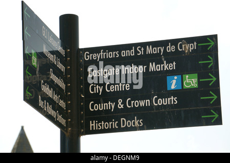 Information touristique panneau de signalisation sur Eastgate Street dans la ville de Gloucester Gloucestershire Angleterre GB 2013 Banque D'Images