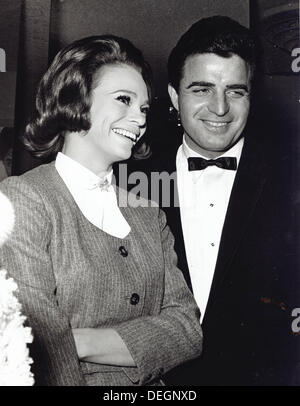 VINCE EDWARDS avec Juliet Prowse.(Image Crédit : © Gilloon Globe/ZUMAPRESS.com)/Photos Banque D'Images