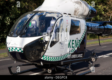 Kent air ambulance débarquent en road Banque D'Images