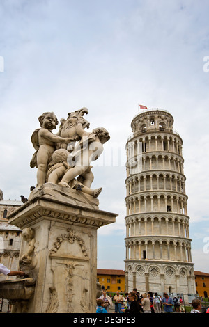 Statue devant une tour, La Fontana dei Putti Statue, Tour de Pise, la Piazza dei Miracoli, Pisa, Toscane, Italie Banque D'Images