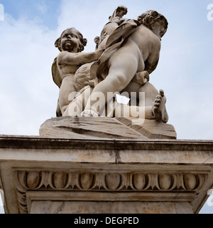 Low angle view of a statue, La Fontana dei Putti Statue, Piazza dei Miracoli, Pisa, Toscane, Italie Banque D'Images